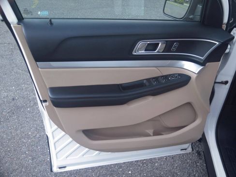 Used 2016 Ford Explorer XLT w/ Equipment Group 202A AWD/4WD image 32