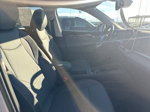 Certified 2025 Volkswagen Tiguan SE image 43