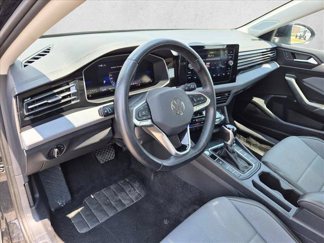 Used 2025 Volkswagen Jetta SE FWD image 10
