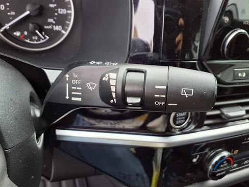 Used 2024 Nissan Pathfinder SL FWD image 12