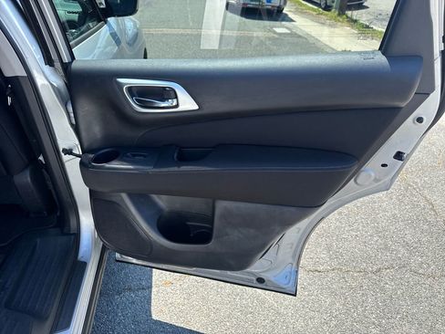 Used 2017 Nissan Pathfinder SV FWD image 39
