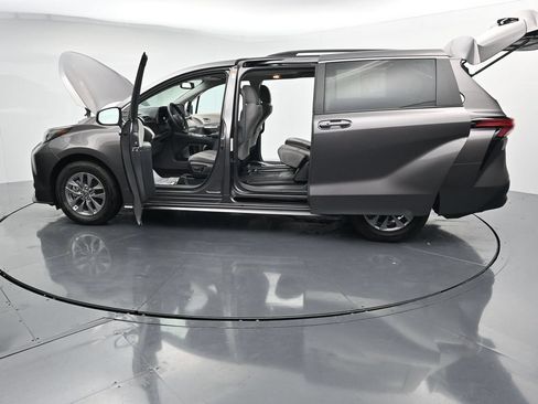 Used 2022 Toyota Sienna LE w/ LE Plus Package FWD image 44