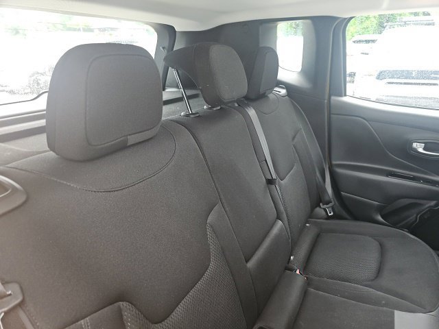Used 2018 Jeep Renegade Altitude w/ UConnect 8.4 Nav Group FWD image 24