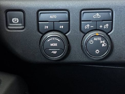 Used 2025 Chevrolet Silverado 1500 LT AWD/4WD image 43