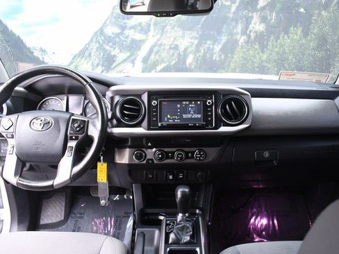 Used 2019 Toyota Tacoma SR5 AWD/4WD image 18