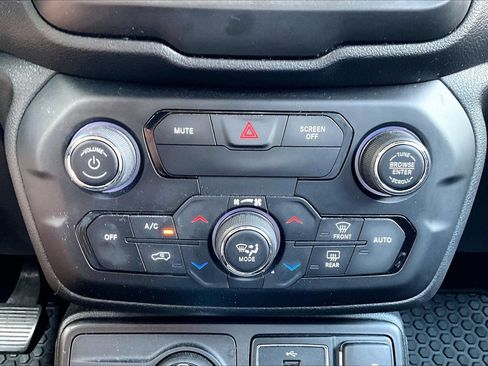 Used 2020 Jeep Renegade Latitude w/ Popular Equipment Group AWD/4WD image 16