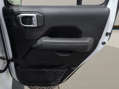 Used 2020 Jeep Wrangler Unlimited Sahara w/ Uconnect 4C Nav & Sound Group AWD/4WD image 21