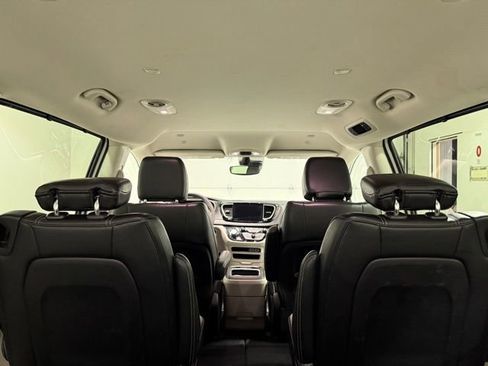 Used 2024 Chrysler Pacifica Touring-L image 9