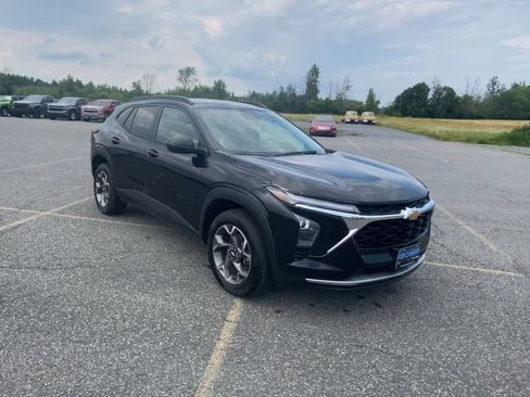 Used 2024 Chevrolet Trax LT FWD image 2
