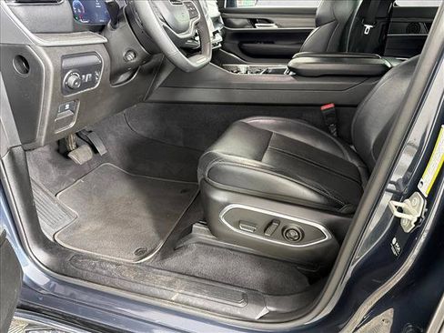 Used 2024 Jeep Wagoneer L Series II w/ Flexible Seating Group AWD/4WD image 10