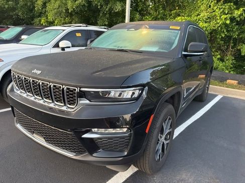 Used 2025 Jeep Grand Cherokee Limited RWD image 11