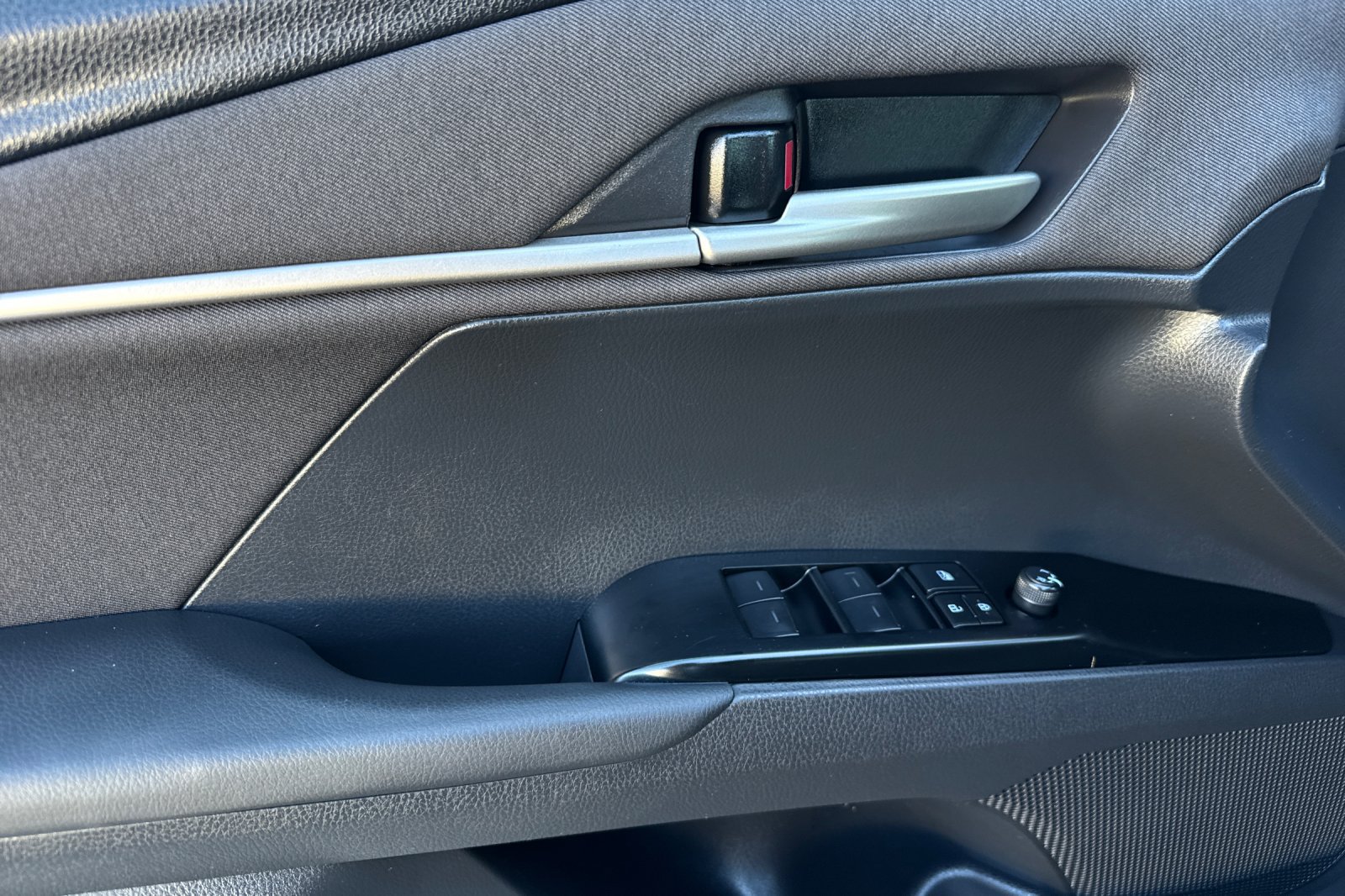 Used 2025 Toyota Camry LE FWD image 13