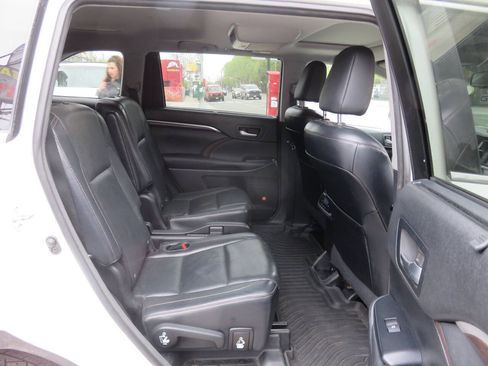 Used 2015 Toyota Highlander Limited w/ Driver Technology Package AWD/4WD image 22