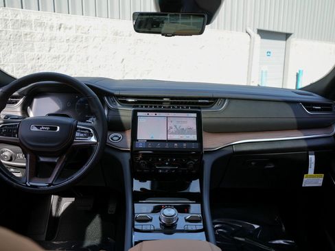 Used 2025 Jeep Grand Cherokee L Summit w/ Advanced Protech Group IV AWD/4WD image 34