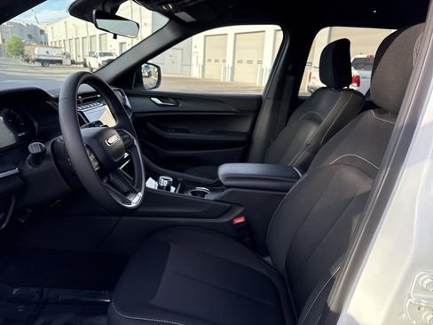 Used 2025 Jeep Grand Cherokee L Laredo image 17