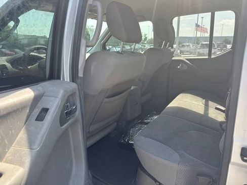 Used 2010 Nissan Frontier SE RWD image 12