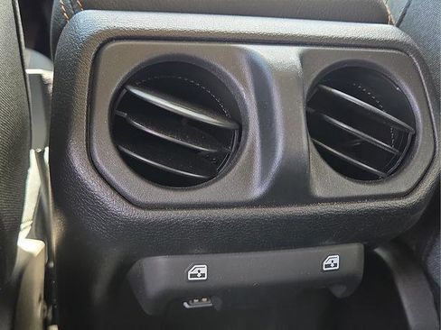 Used 2025 Jeep Wrangler Unlimited Sahara image 17