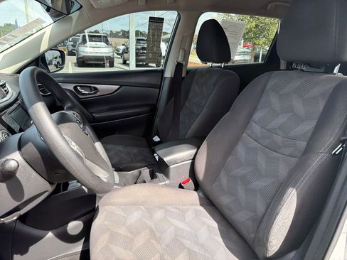 Used 2016 Nissan Rogue SV image 16