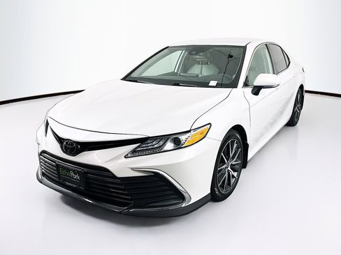 Used 2023 Toyota Camry XLE image 3