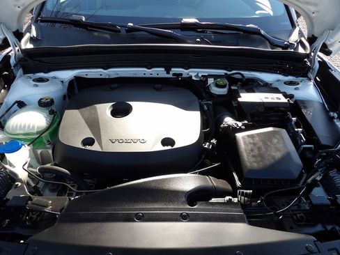 Used 2021 Volvo XC40 T5 R-Design w/ Protection Package Premier image 25