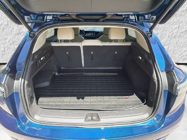 Used 2022 Buick Envision Avenir w/ Technology Package II FWD image 11