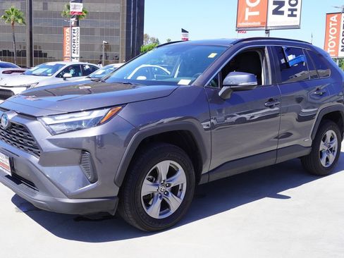 Used 2022 Toyota RAV4 XLE AWD/4WD image 4