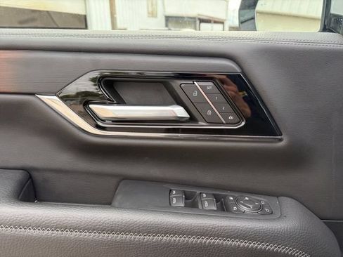 Used 2025 GMC Yukon XL Denali AWD/4WD image 4