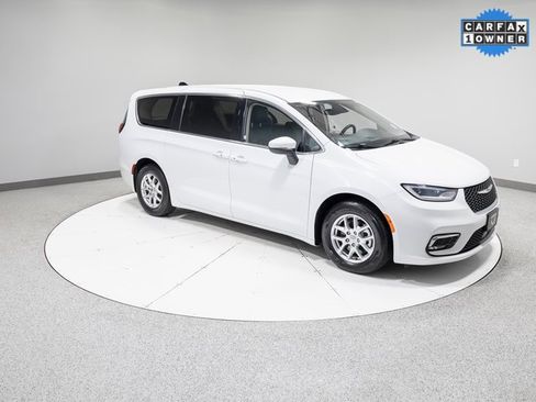 Used 2023 Chrysler Pacifica Touring-L image 27