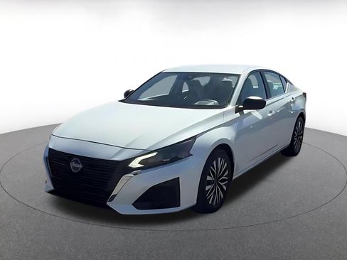 Used 2025 Nissan Altima 2.5 SV FWD image 7