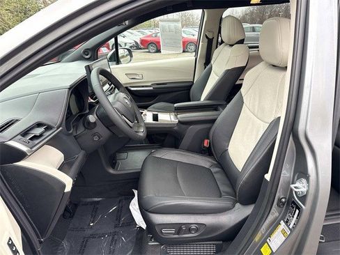 Used 2026 Toyota Sienna Platinum image 14