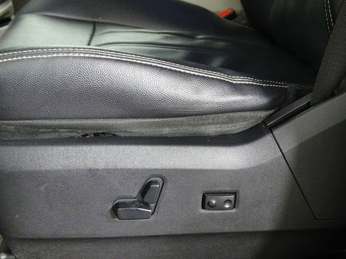 Used 2014 Chrysler Town & Country Touring image 19