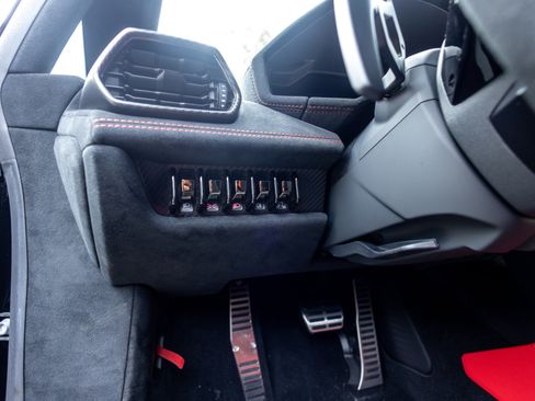 Used 2021 Lamborghini Huracan STO RWD image 30
