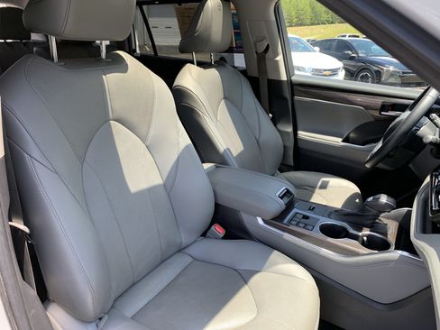 Used 2023 Toyota Highlander Limited FWD image 37