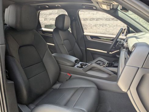 Used 2025 Porsche Cayenne image 25