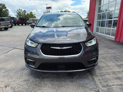 Used 2022 Chrysler Pacifica Touring-L FWD image 3