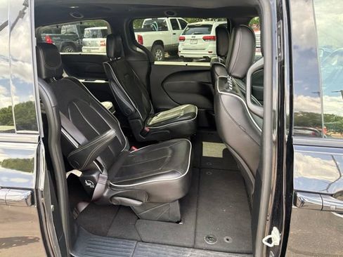 Used 2025 Chrysler Pacifica Limited FWD image 12