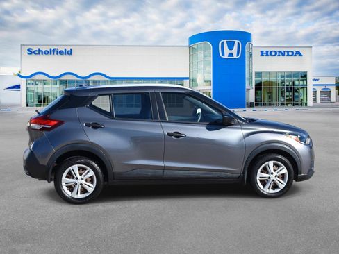 Used 2018 Nissan Kicks S image 2