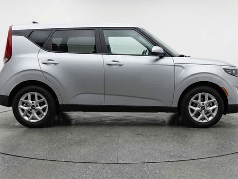 Used 2025 Kia Soul LX w/ LX Technology Package FWD image 11