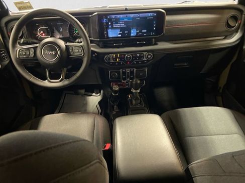 Used 2025 Jeep Wrangler Unlimited Rubicon w/ Technology Group image 12