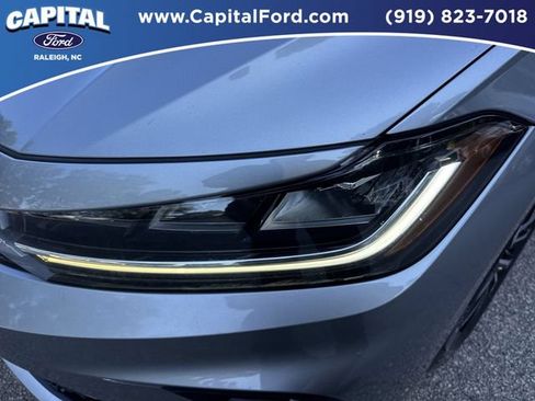 Used 2025 Volkswagen Jetta SE FWD image 11