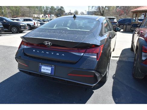New 2026 Hyundai Elantra SE FWD image 3