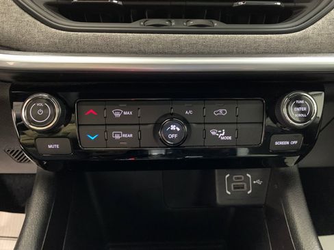 Used 2024 Jeep Compass Latitude image 7