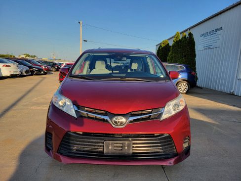 Used 2018 Toyota Sienna LE w/ Carpet Mat Package FWD image 2