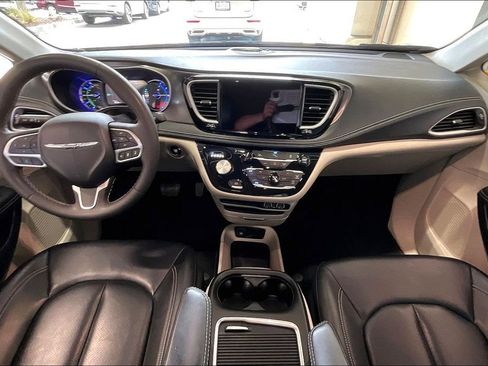 Used 2023 Chrysler Pacifica Touring-L FWD image 6