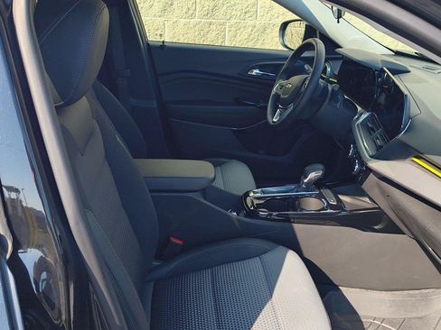 Used 2024 Chevrolet Trax LT w/ Sunroof Package FWD image 7
