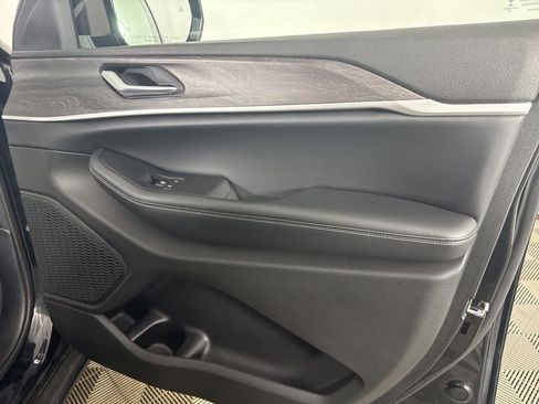Used 2023 Jeep Grand Cherokee Limited AWD/4WD image 30