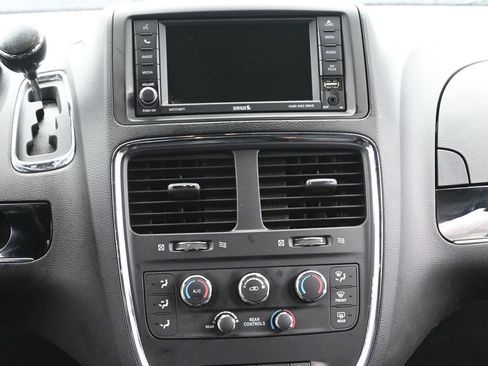 Used 2020 Dodge Grand Caravan SE image 26