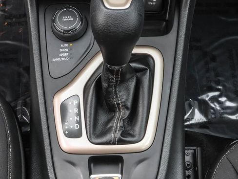 Used 2015 Jeep Cherokee Latitude w/ Comfort/Convenience Group image 25