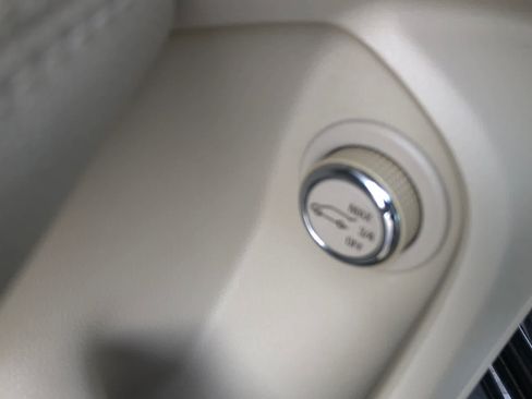 Used 2018 Buick Regal Essence w/ Driver Confidence Package #1 image 22