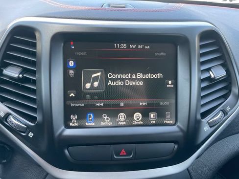 Used 2017 Jeep Cherokee Trailhawk AWD/4WD image 13
